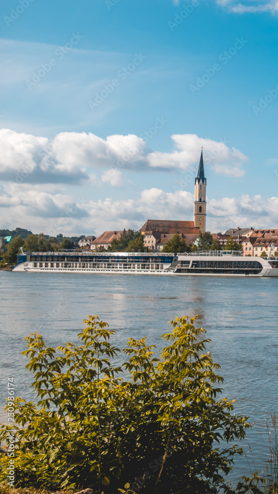 Fototapeta premium Smartphone HD wallpaper of Beautiful reflections near Vilshofen