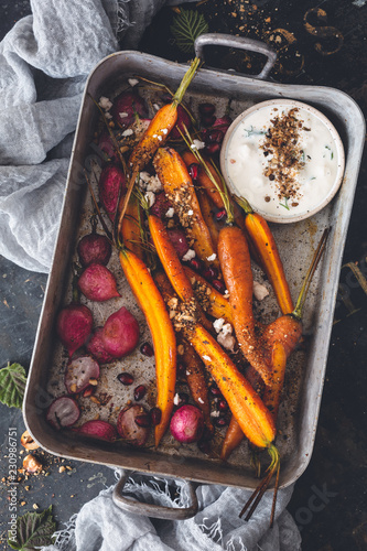 Fotografi Carottes et Radis Rôties aux Epices Dukkah, Plat Végétarien