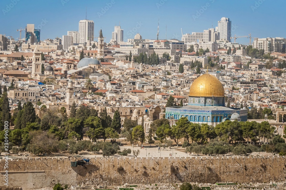 Obraz premium JERUSALEM, ISRAEL. October 30, 2018. A view of the Temple Mount with a Dome of the Rock in the center. It is an Islamic shrine located in the Old City of Jerusalem. Al Aqsa mosque, Muslim holy place.
