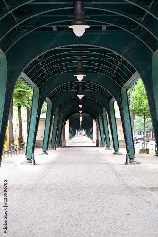 Obraz premium Teil des historischen Stahlgerüst der Berliner Stadtbahn, nahe der Schönhauser Allee in Berlin