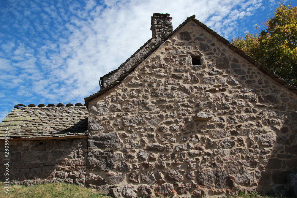 Maison en pierre au toit en lauze