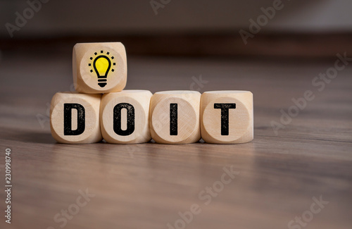 Würfel mit Do It Tu es Mach es Fang an