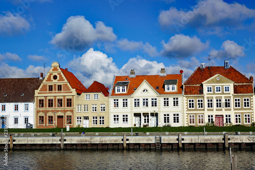Glückstadt an der Elbe bunte Häuser am Hafen