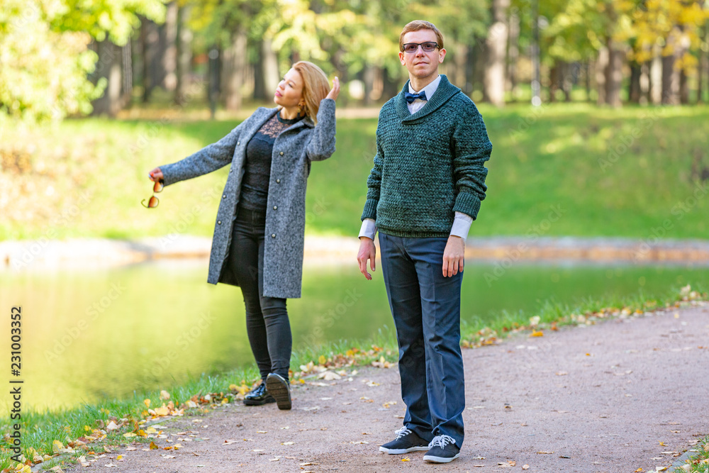 Obraz premium Couple talking seriously outdoors in a park with a green background