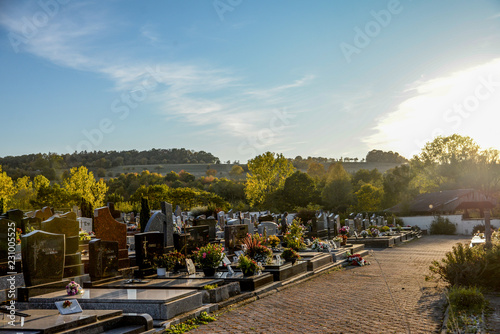 Valokuva Vue d'un cimetière français sous le soleil couchant en fin de journée en Alsace