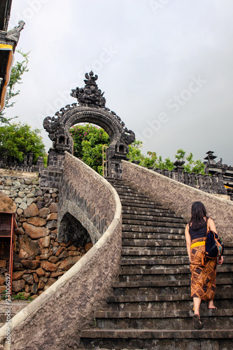 Porte du temple hindou Pura Pulaki à Bali en indonésie