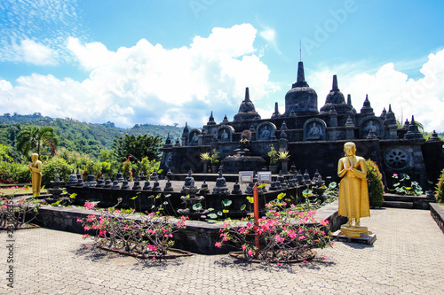 Temple bouddhiste en fleur Brahma Arama à Bali en indonésie photo