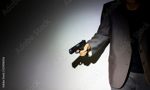 фотографія close up gunman on dark background