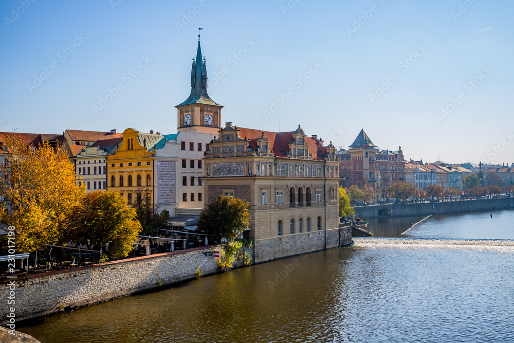 Vue sur la vieille ville depuis le Pont Charles à Prague