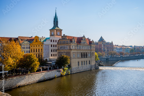 Vue sur la vieille ville depuis le Pont Charles à Prague © Gerald Villena