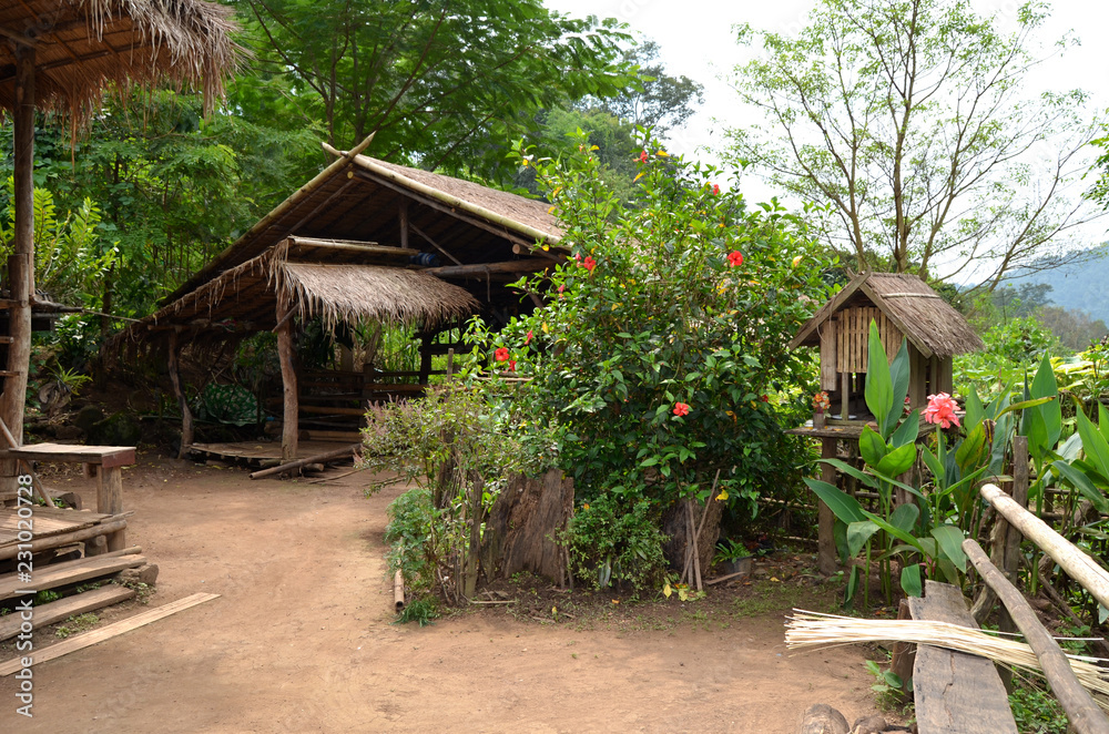 Maisons locales au village de Long Neck, Thaïlande du Nord Maisons locales au village de Long Neck, Thaïlande du Nord