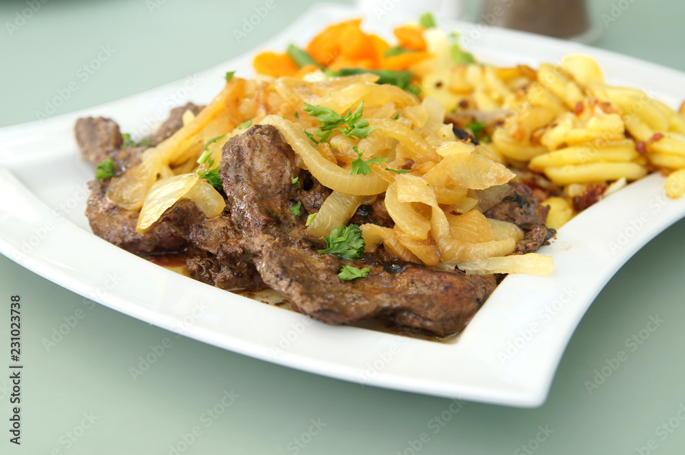pan-fried calf´s liver with onions and fried potatoes