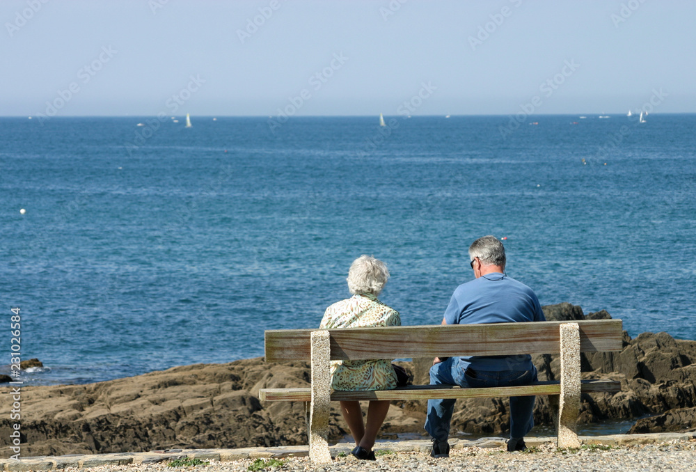 Couple de personnes âgées au bord de la mer en Bretagne