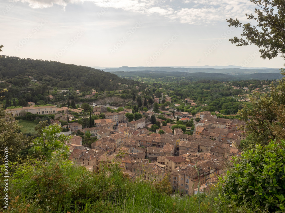 Le village de Cotignac et son rocher dans le Var en Provence verte. Vue plongeante sur village