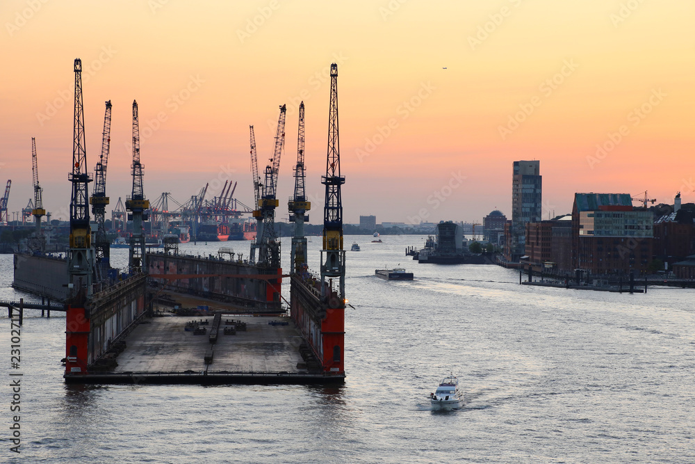 Fototapeta premium Ausfahrt aus dem Hamburger Hafen