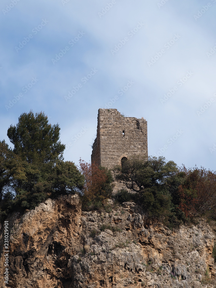Le village de Cotignac dans le Var en Provence verte. Vestiges des deux tours carrées au dessus de la falaise Le village de Cotignac dans le Var en Provence verte. Vestiges des deux tours carrées au dessus de la falaise