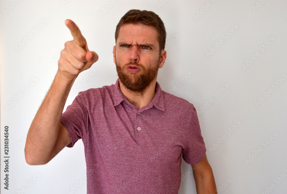 Homme Avec Le Doigt Levé Et Le Visage De La Fronde Photo stock - Image du  orange, adulte: 225910992