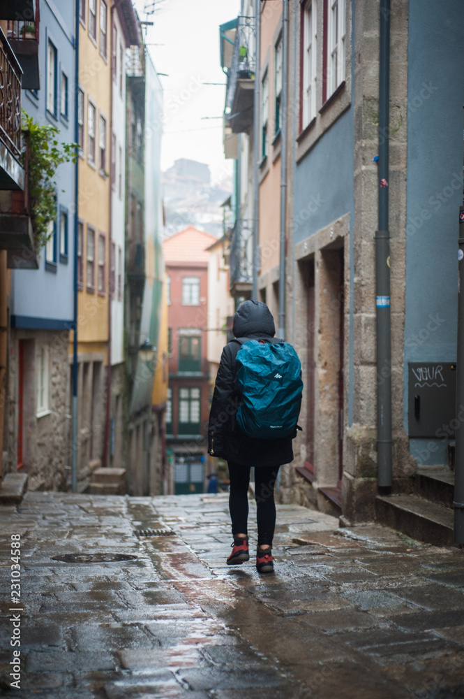 Voyageuse marchant sous la pluie