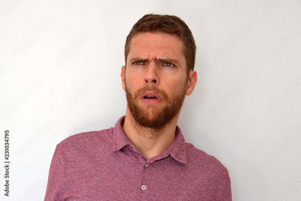 Homme dubitatif Photos | Adobe Stock