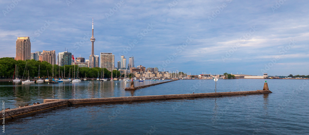 Fototapeta premium Piers in Toronto Harbourfont with Boats and Skyline 