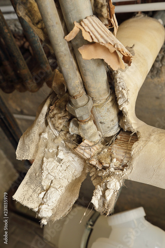 ancienne isolation tuyaux chauffage, problème d'amiante Photos | Adobe Stock