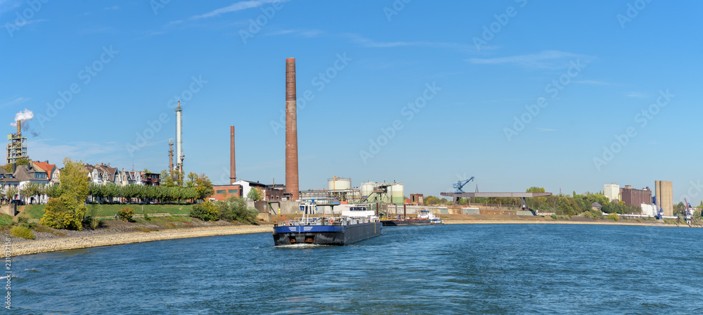 Naklejka premium Güterschifffahrt auf dem Rhein