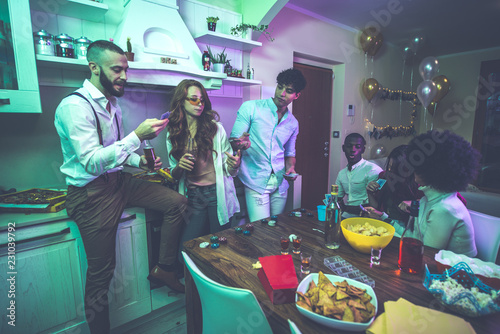 Foto A group of young people celebrating and making party at home