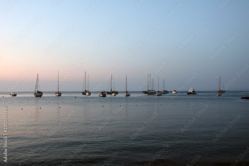 Segelboote auf ruhiger See