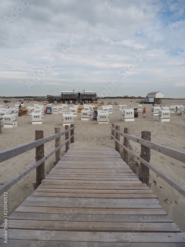 Sankt Peter-Ording - Pfahlbauten, Salzwiesen, Strandkörbe und Strand an der Nordseeküste am Nationalpark Wattenmeer   © hajo100