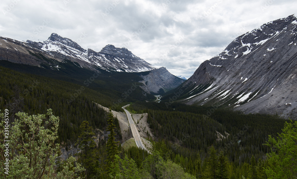 Obraz premium Road in the rocky mountains of Canada
