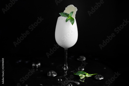 алкогольный коктейль с кокосовым молоком и мятой
