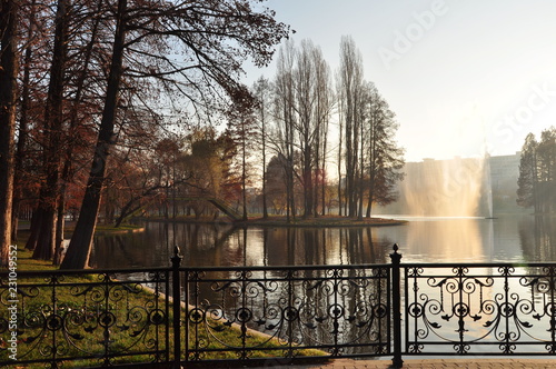 parc avec lac en automne