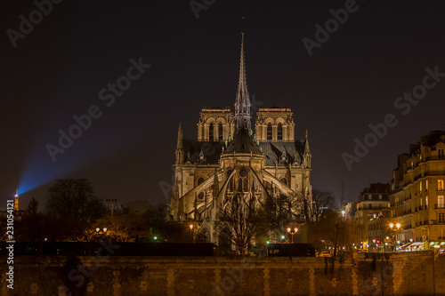 Chevet de la cathédrale Notre-Dame de Paris, de nuit.