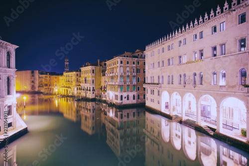 Obraz na płótnie Venice - Grand Canal from Rialto bridge at night, Italy. Long exposure, Calm water surface. Venezia, Italia. w salonie