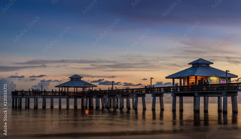 Pier in Florida bei Sonnenuntergang Pier in Florida bei Sonnenuntergang