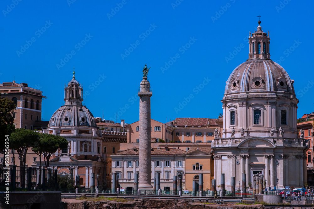 Rome. Église Santa Maria di Loreto, colonne Trajane et église del Santissimo Nome di Maria al Foro Traiano 