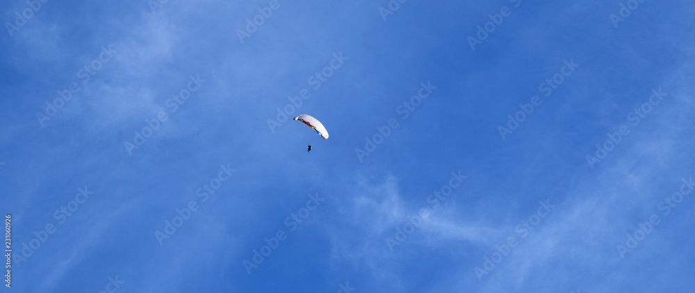 Paragleiter segelt hoch oben durch die Luft Paragleiter segelt hoch oben durch die Luft