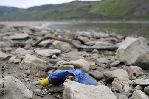 Angestrandeter Müll bei Niedrigwasser des Rheins - Stockfoto photo