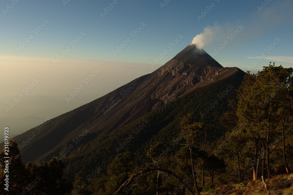 Obraz premium Vulkan bei untergehender Sonne