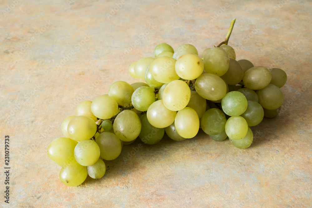 grappolo di uva bianca su sfondo colore pastello grappolo di uva bianca su sfondo colore pastello