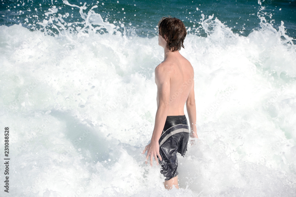 Fototapeta premium Joven en el mar