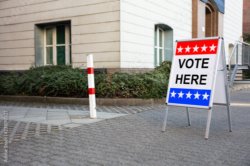 фотографія Polling Place Vote Here Sign On Board