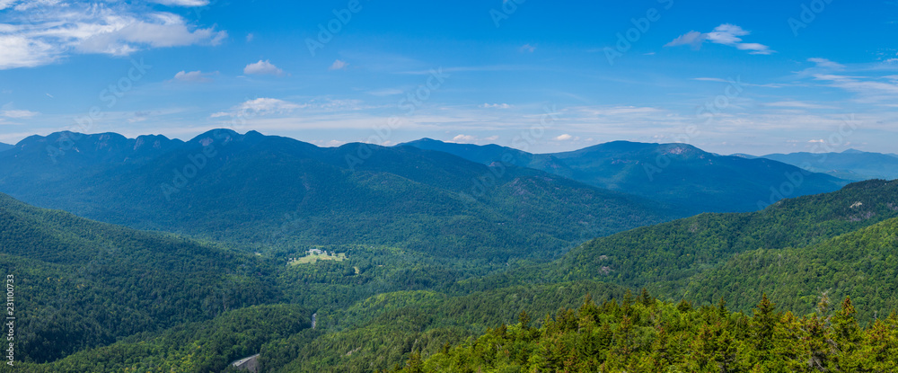Fototapeta premium Zobacz na Adirondack High Peaks
