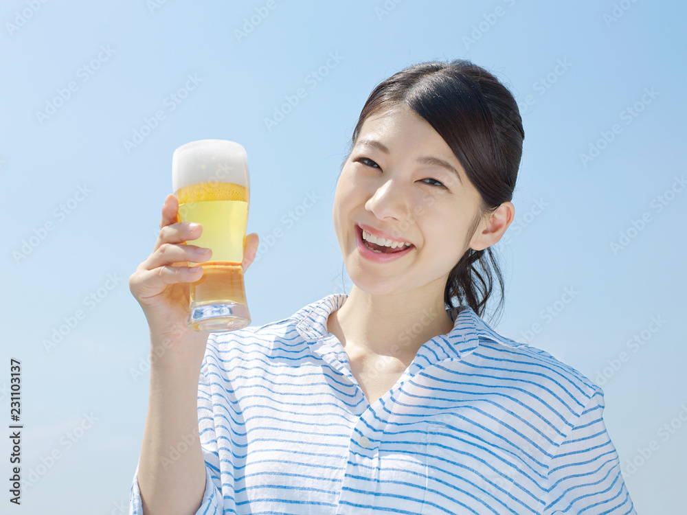 外でビールを飲む女性 外でビールを飲む女性