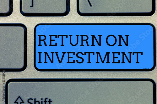Text sign showing Return On Investment. Conceptual photo Ratio between the Net Profit and Cost invested. © Artur