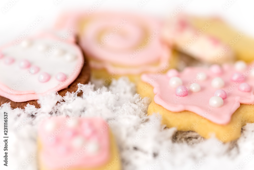 Feine Plätzchen oder Kekse mit Royal Icing oder Zuckerguss in Rosa Stock  Photo | Adobe Stock