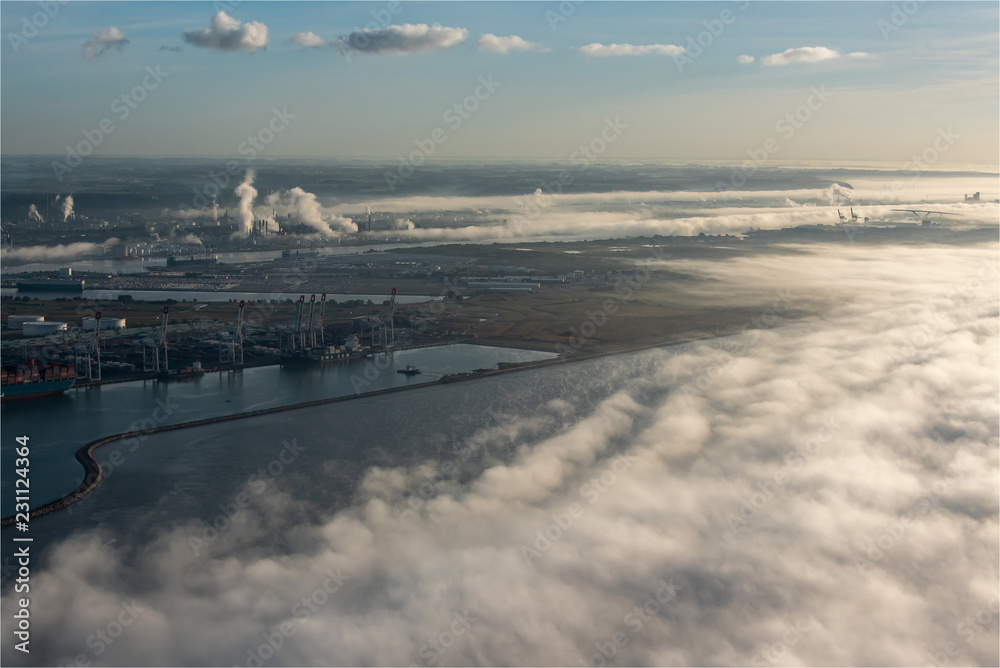 Obraz premium vue aérienne du port du Havre dans la brume au petit matin en France