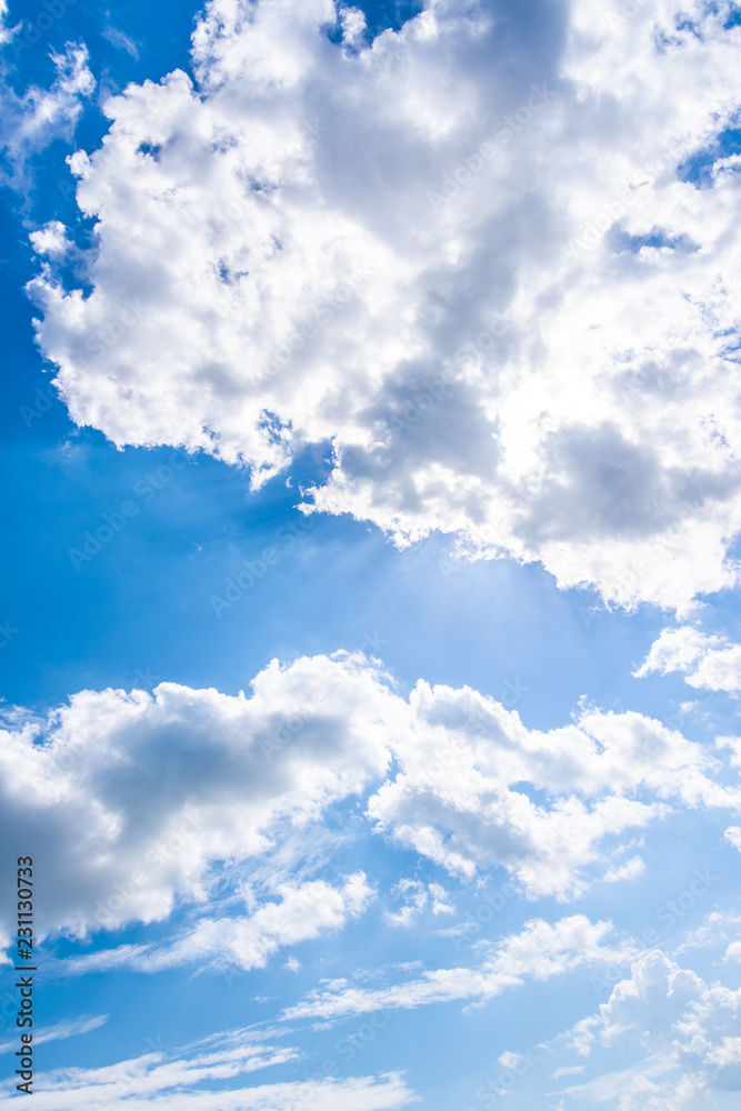 Naklejka premium Blue sky and White cloud. clear blue sky with plain white cloud