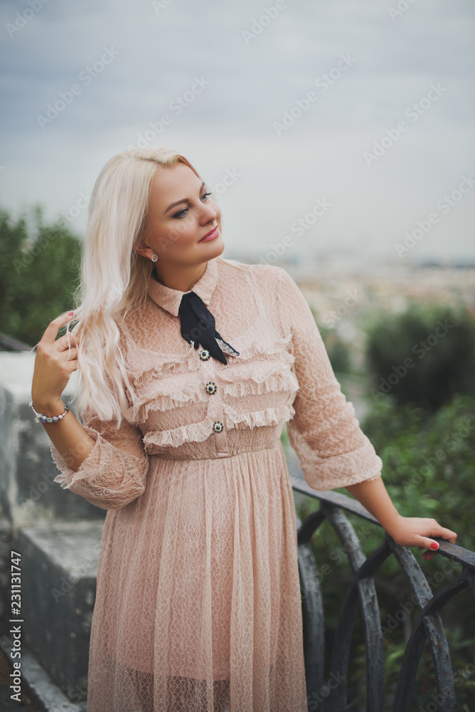 Naklejka premium Niesamowita blond kobieta w Rzymie
