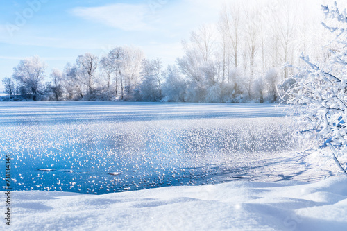 zugefrorener see an einem klaren wintertag © winyu